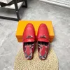 2022 Summer na plaży Klasyczny projektant Lady Lazy Flat Baotou Flip Flip Flip 100% skórzane zjeżdżalnie zamszowe litera butów butów krowide metalowe sandały duży rozmiar 35-42