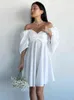 Mnealways18 فستان أبيض مساء قصير الأكمام الفوانيس الأنيقة V-neck Ruched Dress Summer Party Party Dress Press Preted A-Line T220819
