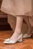 Scarpe da sposa bianche da 7 cm per la cerimonia nuziale Eleganti perle Pieghe Décolleté con tacco Scarpe da donna con punta a punta Stiletto AL9855