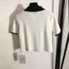 T-shirtdesigner för kvinnor 2022 märkes T-shirt Designertröjor med bokstavsknapp i kristall Flickor Milan Runway Crop Top High End Lapel Neck Kortärmad Stretch