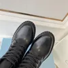 18Designer plack snörning av ankelstövlar Kvinnor Svart läder Combat Boots Flat Heel Winter Boots Toppkvalitet och plattform Kvinnor Skor Leisure Motorfordon Stövlar