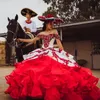 Charro Blumen-Quinceanera-Kleider im mexikanischen Stil, weiße und rote Rüschen, gestuft, langer Abschlussball, Pagenat-Ballkleid, süßes 15-Kleid, schulterfrei, Kristalle, Perlen, Maskerade 2022