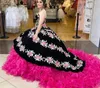 Vintage Charro Quinceanera Vestidos Floral Bordado Ruffle estilo mexicano Sweet 15 Dress 16 anos Meninas Corset Fuchsia e Black Misfarade Prom Vestido de Ball 2022