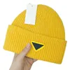 Designer marca women039s luxo gorro chapéu outono e inverno nova p carta triângulo invertido moda tendência simples calor ao ar livre8841819