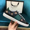 Designerskie buty sukienki Włochy Ace Sneakers pszczoła skóra haftowa czarne mężczyźni tygrys chaussures blokujący białe buty spacery sporne trenerzy platformy3