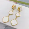 Pendientes de encanto clásico de cuatro hojas Pendientes de moda de oro de 18 km de oro Pendientes de lujo para mujeres Regalos de boda de mujeres Joyas de alta calidad con caja