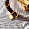 Designer läderarmband för herrkvinnor märke lyxiga smycken guldarmband pendellås kvinnlig high-end elegant mode gåva246g