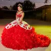 Meksykański styl biały z czerwonymi różami sukienki Quinceanera 2022 Luksusowa suknia balowa na balu marszczyki Spódnica Kwiat Koronkowa aplikacja Charro Sweet 15 Sukienka Vestidos 16 anos