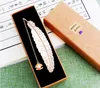Mässing Bokmärke Graduation Favor Wed Party Guest Birthday Kids Women Gift With Box Set Studenter Metal Feather Pearl With Chain Golden SN6745