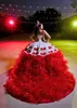 Stile messicano bianco con rose rosse Abiti Quinceanera 2022 Abito da ballo di lusso con volant Tiers Gonna Pizzo floreale Appliqued Charro Sweet 15 Abito Vestidos 16 Anos