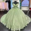 Sage Green Lace Quinceanera kl￤nningar 2022 Bollkl￤nning s￶t 15 kl￤nning med stor b￥ge fr￥n axelkorsetten prom kl￤nningar vestido 16 xv vestidos de 15 anos robe bal