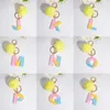 Rainbow Color 26 Initialer Letter Nyckelh￤nge med gul fluffig Pompom Fashion Girls Charms handv￤ska bilh￤nge Keyring smycken