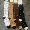 4 kleuren klassieke letter lange sokken met tag dames letters katoenen kniesok kousen5796398