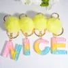 Rainbow Color 26 Initialer Letter Nyckelh￤nge med gul fluffig Pompom Fashion Girls Charms handv￤ska bilh￤nge Keyring smycken