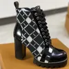 Designer 22 Classic Woman Boots Senior modieuze Desert Denim Leather Luxe Winter Platform Rubber Hoge hakken Korte laars Dikke laureaatplatform Bootjes