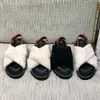 Paseo Flat Comfort Sandals이 모델은 뒷면에 조절 가능한 가죽 어깨 끈과 최적의 안락함 샌들을위한 가죽으로 덮인 해부학 적 발바닥을 특징으로합니다.