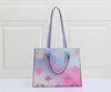 Sunrise Pastel Onthego MM Totes Bag 다채로운 여성 디자이너 숄더 핸드백 지갑 이동 중 2022 SPRING IN THE CITY COLLECTION 핑크 코팅