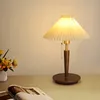 Francês simples luminárias plissadas de mesa vintage Bedroom de cabeceira luminária de mesa nórdica Luzes verticais LEDs LEDs modernos Sala de estar de nogueira