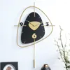 Wanduhren Nordische Uhr Moderne Design Eisenkunst montierte digitale Stummschaltung Hängende Uhr mit Pendel Wohnzimmer Küchendekoration