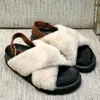 Paseo Flat Comfort Sandals이 모델은 뒷면에 조절 가능한 가죽 어깨 끈과 최적의 안락함 샌들을위한 가죽으로 덮인 해부학 적 발바닥을 특징으로합니다.