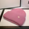 Beanieskull Caps uspop kvinnors hattar vinter tjocka varma stickade hattar fast f￤rg bokstav m mjuk kanin h￥rskallar m￶ssor 220827