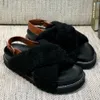 PASEO FLAT COMFORT SANDALS 이 모델은 뒷면에 조절 가능한 가죽 숄더 스트랩과 최적의 편안함을 위한 가죽 커버 해부학적 풋베드가 특징입니다.