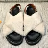 SANDALI PIATTI COMFORT PASEO Questi sandali invernali firmati sono realizzati in pelle di vitello e morbido shearling con pannelli a contrasto che formano le iniziali e sandali fantasia