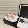 Ladies Designer Casual Shoes Luxury Retro Low-Top Sneakers med snörning som inte sliter slitstyrande BEDABLE BEKLIGT BELT BOX 34-40