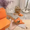 Pantoufles de plage Classique Talon plat Été Paresseux Designer de mode Dessin animé Big Head tongs en cuir dame Diapositives femmes chaussures Hôtel Bain Dames sexy Sandales Grand Nouveau style