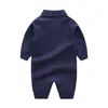 Wiosna/jesień baby rompers białe/granatowe kolory długotropione w kratę Bowknot 100% bawełniany nowonarodzony chłopiec Jumpsuits 0-24 miesięcy dzieci piżamy