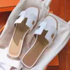 2022デザイナースリッパの女性スライドビーチサンダルラグジュアリーシューズフラットフリップフロップスライドレディースサンダルホテルレディセクシーなサンダルレザースリッパ靴大きなサイズ35-43