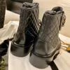 Kvinnst￶vlar ankel Biker Platform Flat Combat Boots Low Heel Lace Up Boyties Leather Chain Logo Buckle Luxury Designer Shoe Factory 35-40