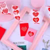 غلاف هدية 50-500pcs شكل القلب الأحمر ملصق عيد الحب الورق التغليف التجمي