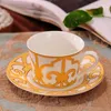 Ensembles de café et de thé de balcon espagnol jaune de luxe européen avec des tasses de porcelaine d'os de bord d'or pots de thé d'après-midi pot de sucre