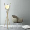 바닥 램프 북유럽 포스트 모던 램프 황금 삼각대 흰색 유리 공 간단한 창조적 거실 침실 침대 옆 장식 스탠딩