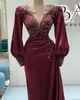 Wunderschöne Meerjungfrau-Satin-Abschlussballkleider mit langen Ärmeln, Perlenkristall-Burgunder-Abendkleider für arabische Frauen, Vestidos-Partykleid