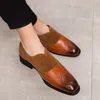 Sapatos masculinos Sapatos puxando camurça falsa padrão de broga pontiaguda