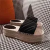 Zapatillas de playa moda Diseñador de fondo grueso Zapatos de mujer Alfabeto de dibujos animados dama Sandalias de plataforma Tacones de cuero carta Tacón alto Diapositivas tamaño 36-40-41-us4-us10 Con caja