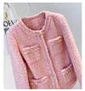 2022 Casa de tweed de tweed redondo de outono Casaco de tweed rosa cor sólida de manga comprida Bolsos de peito único Jaquetas de lã Fringe Casaco curto fora de moda 22G186236