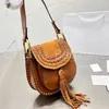 Tasarımcı Diagonal Çanta Moda Omuz Çantası Bayanlar Retro eyer çanta Yüksek Son Deri Klasik Örgülü Tassel Rivetler 23CMX19CM