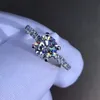 Bröllopsringar 925 Sterling Silver 1CT 2CT 3CT Rund Brilliant Cut Ring Lab Diamond Wedding Engagement Smycken Four Prong 220829