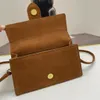 Bolsas com aba de grife camurça Le Bambinou Bolsas de ombro em couro camurça Envelope longo Baguetes trapezoidais puras Bolsas de mão com impressão de letras douradas Fivela magnética Bolsas com alça superior