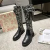 Designer Kvinnor Stövlar Stylist Camping Boots Stylish Cowskin Lace-Up Boot Warm Metal Buckle Rounds Slip-On High Rider Pumps