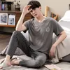 Herren-Nachtwäsche Modal-Pyjama für Herren, hochwertige Homewear, lange gestreifte Hose, kurze Ärmel, V-Kragen, eleganter Badge-Druck, cooler Sommer-Pyjama 220830