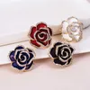 Broschen 2022 Exquisite Kamelie Blume Seide Schal Schnalle Pin Anzug Mantel Feste Weibliche Ausschnitt Dekoration Zubehör Schmuck