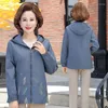 Kvinnans jackor Kvinnors höstjacka och foder 2022 Korean Loose Hooded Middle-Aged Mother Casual Windbreaker Coat 5xl