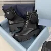 Stövlar 2023 Kvinnor Designers överdimensionerade läderstövlar Ankel Martin Monolith Boot Militär Inspirerad Combat Platform Bottom Nylon Bouch med väskor