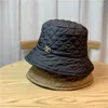 Berets outono e inverno pescador chapéu feminino quente engrossado para baixo treliça rebite v preto bacia maré8181706