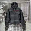 Piumino da uomo in re-nylon Tasca con cerniera Cappotto invernale Designer Trapuntato con cappuccio Parka Lr927a