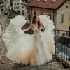 Graziosi abiti da sposa senza schienale Abiti da sposa bohémien arruffati Scollo a V Una linea Sweep Train Tulle vestidos de novia